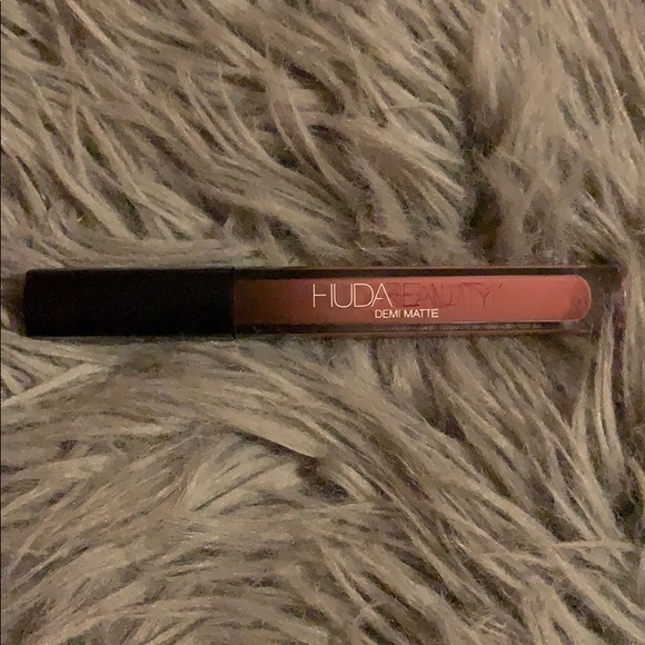 Lipstick - Picture 3 of 4